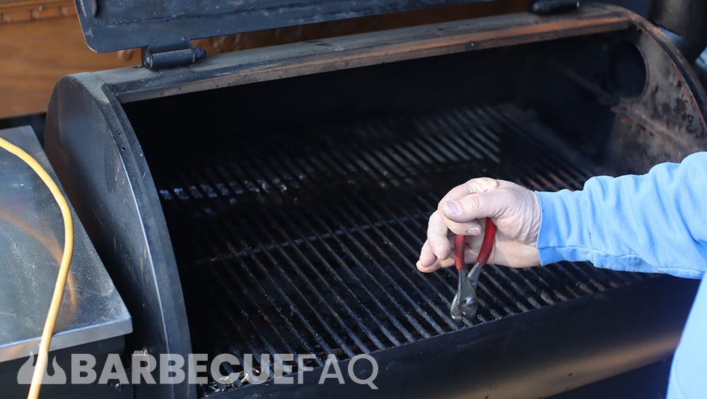 Clean pellet outlet grill