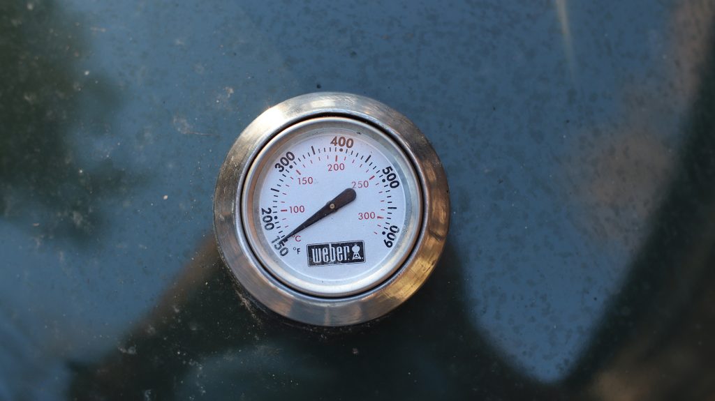 lid temperature showing 150F from the 5 briquettes