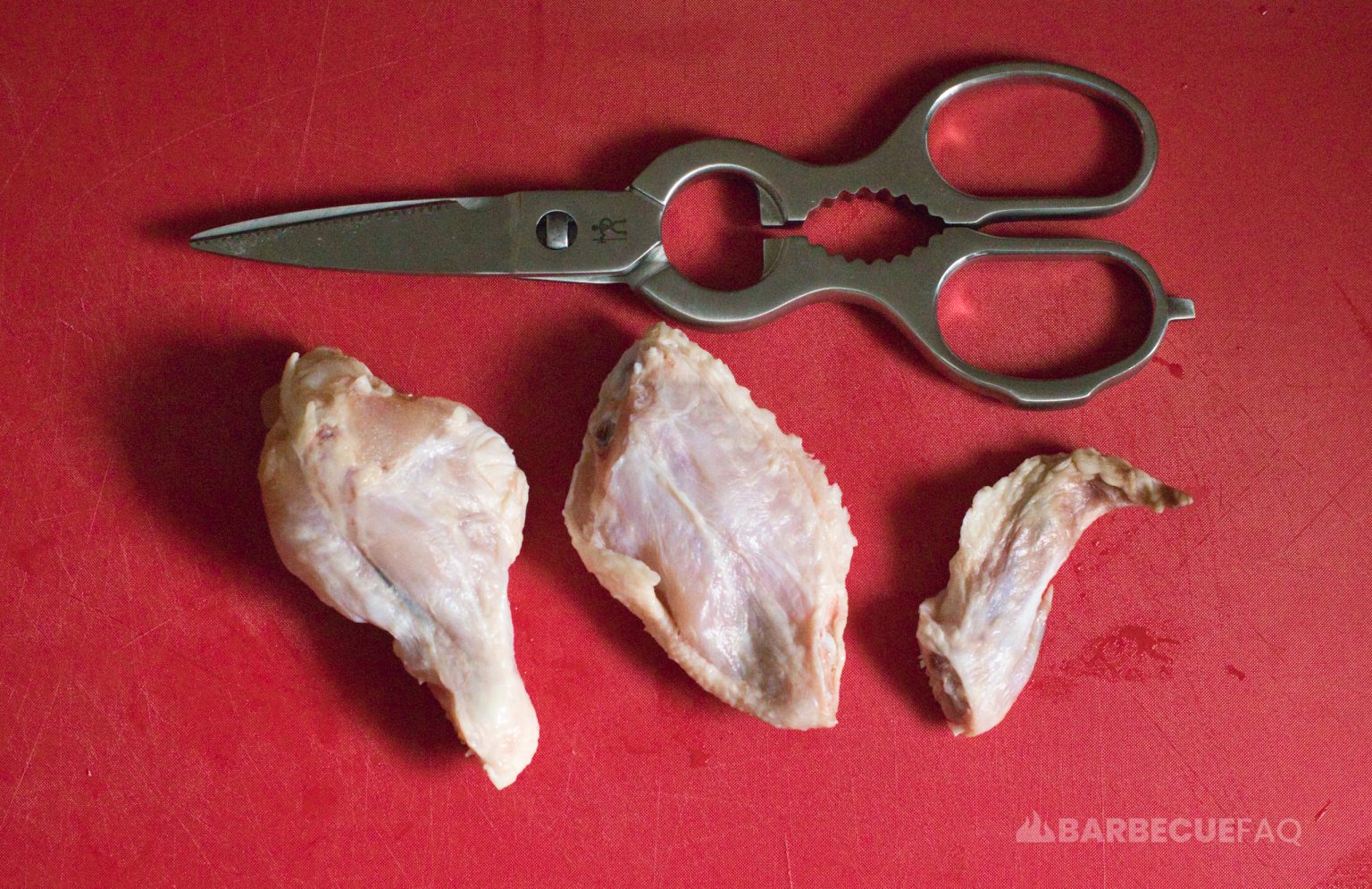 How to Cut Chicken Wings into Wingettes and Drumettes (with Pictures
