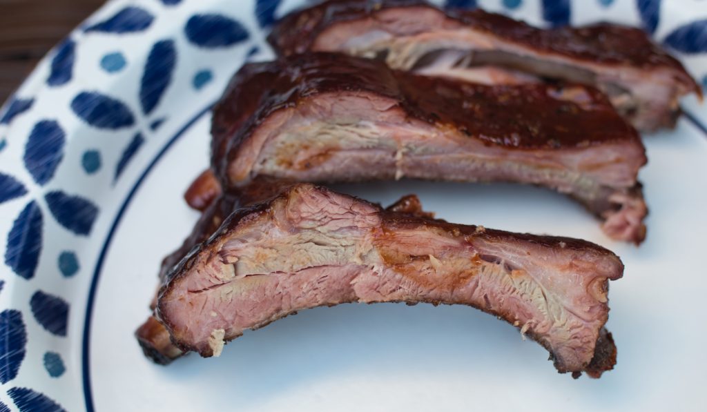 smoking pork ribs on the Weber kettle